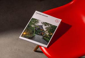 Found & Baker magazine op een rode stoel